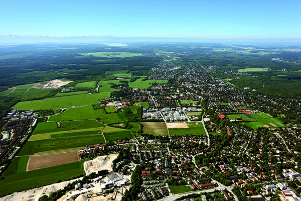 Luftbild Planegg mit Alpenpanorama 600 px