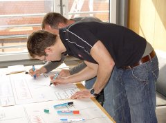 Bürgergutachten - bürger gebückt über Plänen