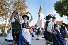 Tanz auf dem Kirchplatz