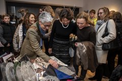 Popup-Store Kundinnen im Kreis